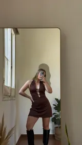 Vestido corto marrón de jersey de lycra, con escote halter y aberturas en el frente.