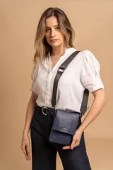 Bandolera tipo phone bag pequeña, color marrón claro, con correa de galón regulable. Tiene un compartimento principal y un bolsillo adicional con tapa.