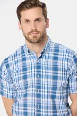 Camisa de hombre a cuadros azules y blancos, de manga corta y corte clásico.