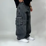 Pantalón de jean negro con efecto lavado, corte ultra baggy y múltiples bolsillos cargo.