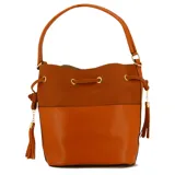 Cartera tipo tote bag negra con doble asa de hombro y cierre superior. Incluye un neceser con correa desmontable.