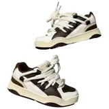 Zapatillas bajas de cuero ecológico color blanco y marrón con cordones gruesos blancos.