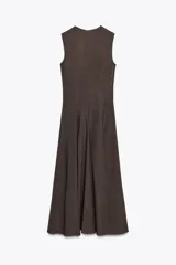 Vestido midi marrón sin mangas confeccionado en hilatura con 10% de lino. Tiene cuello redondo, corte evasé y cierre trasero con cremallera oculta.