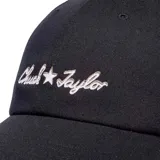 Gorra de béisbol color violeta con logo "Chuck Taylor" bordado en blanco en el frente.