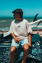 Remerón color crudo con estampado gráfico en la espalda. El estampado incluye texto, estrellas, una persona en patines y un zapato.