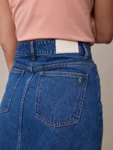 Falda midi de jean celeste con corte delantero y bolsillos.