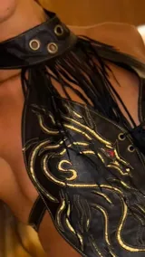 Top halter de cuero vacuno blanco con detalles bordados con cuero dorado en forma de dragón.