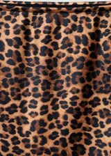 Falda midi de satén con estampado animal print de leopardo, corte recto y cintura elástica.