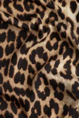 Pantalón de sarga suave con estampado de leopardo, tiro alto, elástico revestido y cordón para ajustar en la cintura, piernas rectas con puño en el bajo.