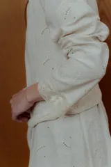 Maxi vestido camisero color nude con bordados calados.