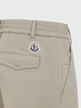 Pantalón de vestir color beige, de corte recto, con cintura ajustable con cordón.