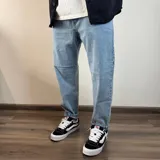 Pantalón jean celeste de corte amplio y tiro alto.