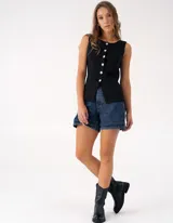 Bota de cuero vacuno color marrón, con caña media, suela de caucho y punta redonda.