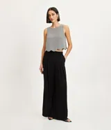 Blusa sin mangas con textura airflow, barra en ondas y estampado de corazones diferenciados.