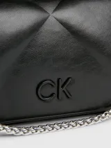 Riñonera negra Calvin Klein con diseño acolchado geométrico en forma de diamante, asa de mano de cadena plateada y correa de cintura ajustable y desmontable.
