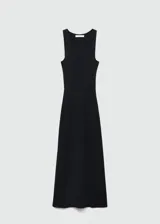 Vestido midi negro de punto fino, con cuello en pico, tirantes anchos y diseño entallado.
