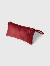 Chaleco acolchado rojo con cierre de cremallera, cuello alto y dos bolsillos laterales con cremallera. Tiene logo de Tommy Hilfiger bordado en el pecho.