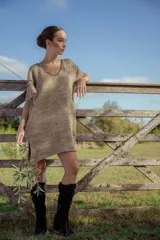 Vestido corto tejido en lurex dorado, con escote en V y mangas cortas.