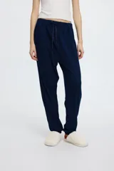 Pantalón tipo jogger de color azul marino, con cintura elastizada y confeccionado en tela suave.