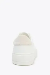Zapatillas deportivas blancas con detalle de pespuntes en el cuerpo y suela de plataforma.