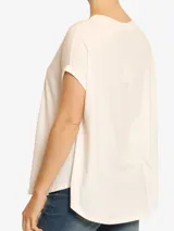 Remera negra de algodón, corte amplio, cuello redondo y mangas cortas con dobladillo.