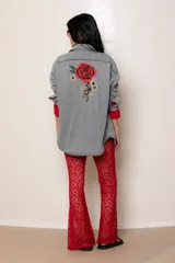 Pantalón de encaje rojo, de calce suelto, cintura elastizada y caída fluida.