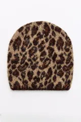 Gorro tipo beanie con estampado animal print en tonos beige y marrón.