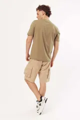 Remera blanca de algodón con cuello redondo y manga corta. Estampa pequeña en el pecho con un sol y texto.