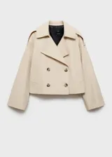 Chaqueta corta color beige con doble botonadura, cuello con solapa y bolsillos laterales.