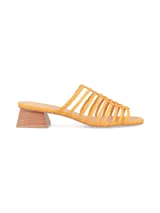 Sandalia color naranja con tiras finas y taco cuadrado de madera.
