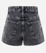 Short de jean estilo mom, color negro con efecto marmoleado (acid wash). Presenta tiro alto, trabillas para cinturón, cierre tradicional, bolsillos y ruedo cortado sin remate.