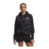 Buzo negro con capucha y cierre completo, de la línea Project Rock de Under Armour. Tiene estampado camuflado en tonos grises y logo de la marca en el pecho.