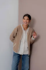 Saco con diseño a rayas en tonos negro y blanco, corte amplio y manga larga.