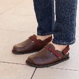 Zueco de cuero vacuno color negro, con suela de caucho, plantilla anatómica y tira con velcro en capellada y talón para mayor ajuste.