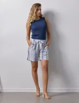 Short azul de lino con pretina elastizada, lazo de ajuste y bolsillos delanteros.