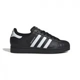Championes Adidas Superstar II, color negro con las tres tiras laterales y el talón en blanco, puntera de goma y suela negra.