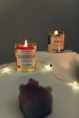 Vela de ritual con aroma a lavanda y amatista, diseñada para acompañar prácticas de cambio y purificación.