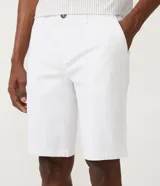 Bermuda masculina de corte slim, confeccionada en sarga lisa color blanco. Cuenta con bolsillos laterales, cierre con botón y cremallera, y trabillas para cinturón.