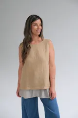 Musculosa color tostado de lino italiano con cuello redondo, ruedo de doble largo y abertura en la espalda.