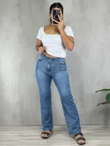 Pantalón de jean azul de tiro alto, corte wide leg y detalle de raya blanca a los costados.