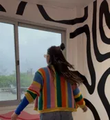 Saco tejido artesanalmente con varios colores de hilo, de corte holgado y talle único.