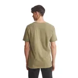 Remera de hombre color verde militar, de corte recto y manga corta.