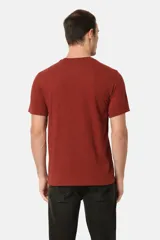 Remera de manga corta color ladrillo, con cuello redondo y bolsillo en el pecho.