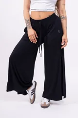 Pantalón palazzo negro de morley con lycra, corte amplio y cintura elastizada con cordón ajustable.