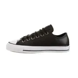 Zapatillas Converse Chuck Taylor All Star Ox de cuero color negro con suela de goma blanca.