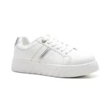Championes blancos con detalles plateados, cordones y suela de goma.