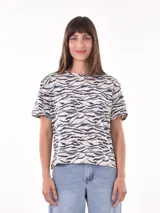 Remera con estampado de rayas en tonos beige y azul, de corte relajado y mangas cortas.