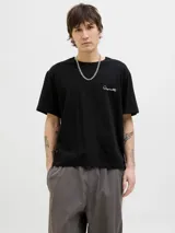 Remera negra de manga corta y cuello redondo con estampado en la espalda con la frase "Studio Originals" en color crema.