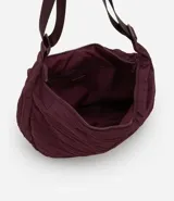 Bolso hobo mediano color gris oscuro con textura plisada y correa transversal ajustable.