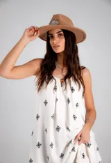 Vestido largo blanco con estampado de mandalas en negro, corte amplio, breteles finos y volado en el ruedo.